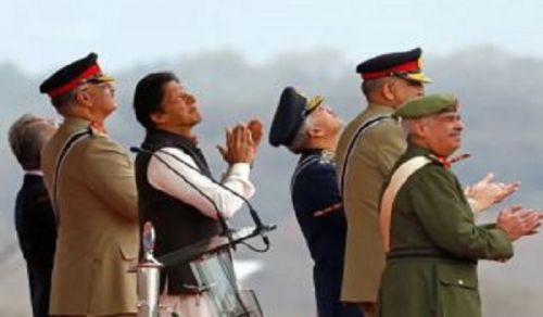 Mettez fin aux luttes intestines pour les grades et les avantages au sein de l&#039;armée pakistanaise. Au lieu de cela, les officiers militaires musulmans doivent accorder la Noussra pour l&#039;établissement du Khilafah Rashidah.