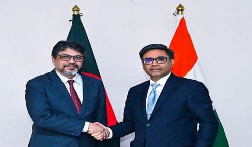 Quel message l&#039;Inde a-t-elle envoyé en saisissant deux navires avec 78 marins à bord, dans le territoire maritime du Bangladesh, lors de la visite de son ministre des Affaires étrangères à Dhaka?
