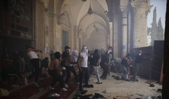 Ihr Armeen der Muslime! Ist denn kein aufrechter Mann unter euch?  Gaza, Jerusalem, ja ganz Palästina wird unter dem Feuer der Zionisten niedergebrannt - und ihr schweigt dazu!
