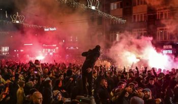 Die kriminelle Kollaboration zwischen den niederländischen Behörden und zionistischem Abschaum wird die islamische Umma nimmer vergessen!