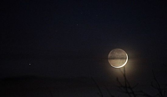 Die Feststellung vom Beginn und Ende des Monats Ramaḍān erfolgt gemäß der Sichtung der Neumondsichel. Es ist nicht korrekt, stattdessen astronomische Berechnungen zu verwenden!