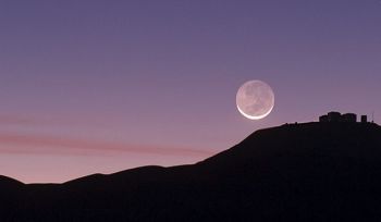 Der Beginn des Fastens und des Fastenbrechens ist für alle Muslime gleich. Der Grund dafür ist die Sichtung des Mondes oder das Vervollständigen der dreißig Tage und nicht die Geburt des Mondes.