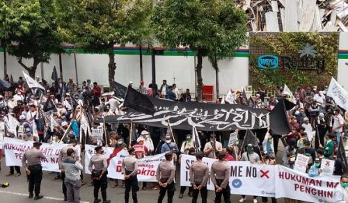Indonesia: Amali za Umma Mbele ya Ubalozi wa Ufaransa Kumnusuru Mtume wa Mwenyezi Mungu!