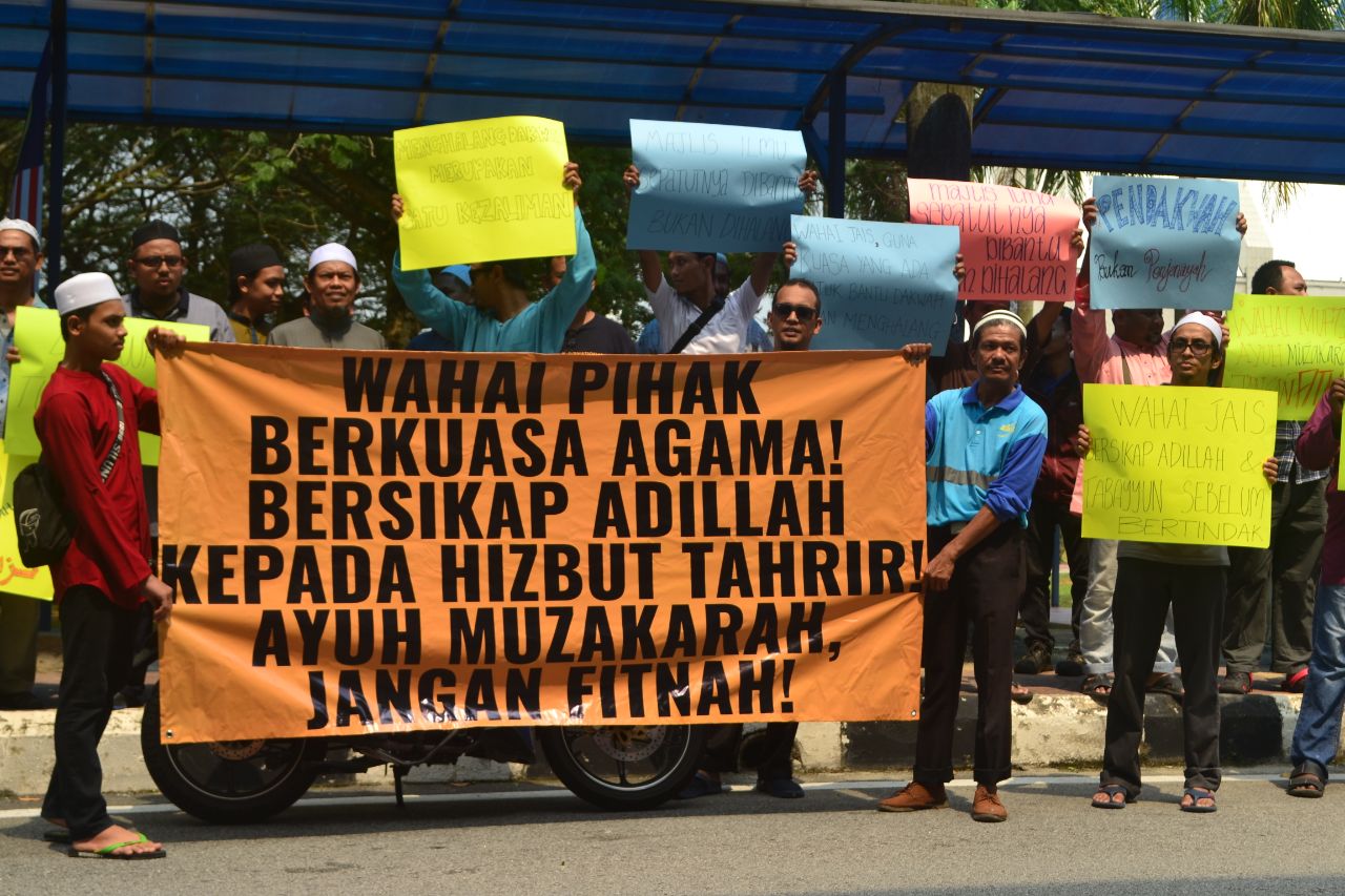 Click to enlarge image 2019_08_23_MLY_HT_Sends_Memorandum_To_JAIS_Pics_1.jpg