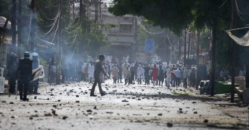 Hindistan’daki Müslümanlar Peygamber SallAllahu Aleyhi ve Sellem’in Onuru İçin Ayaktalar