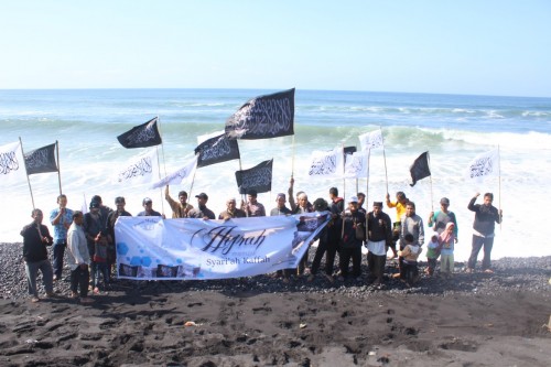 Hizb ut Tahrir / Endonezya: 50 Şehirde Şeriatın Tamamı İçin Çağrı ve El-Raye ve El-Liva Bayraklarının Dalgalanması