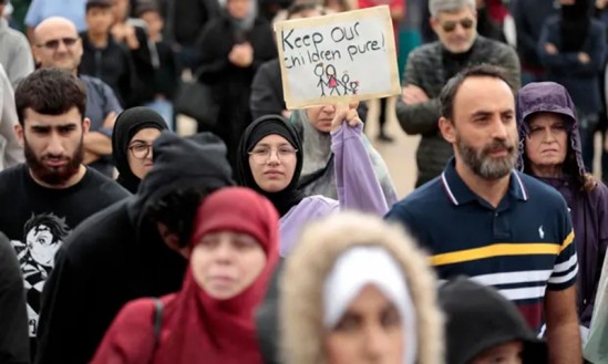 Michigan Eyaletine Bağlı Dearborn İlçesindeki Müslümanlar, Çocuklarını Korumaya Kararlılar (İslam’a Karşı Laik Eşcinsel Gündem)